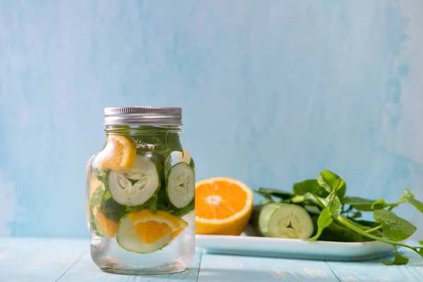 Detox Water Dengan Sayuran Dan Buah Buahan Diet Sehat Makan — Stok Foto