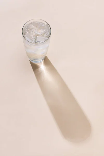 Refrescante Agua Fresca Fría Para Beber Vaso Sobre Mesa — Foto de Stock