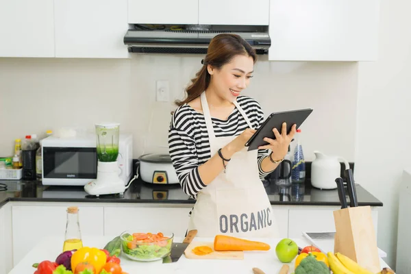Joven Mujer Asiática Usando Una Tableta Ordenador Para Cocinar Cocina — Foto de Stock