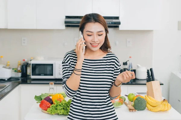 Mujer Vietnamita Joven Usando Teléfono Inteligente Casa Con Auriculares — Foto de Stock