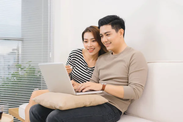 Glückliches Asiatisches Verliebtes Paar Surft Hause Auf Dem Laptop — Stockfoto