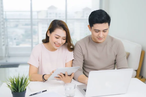 Gelukkig Zakenvrouw Zakenman Met Behulp Van Laptop Werkplek Kantoor — Stockfoto