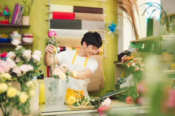 Smiling Young Asian Florist Man Making Bunch Flower Shop — Stock Photo, Image