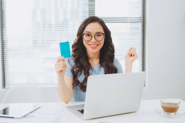 Genç Asyalı işkadını on-line ödeme için kredi kartı ile