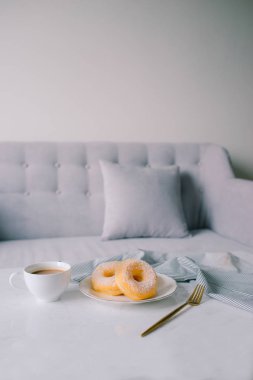 Klasik çörek ve kahve beyaz masada.