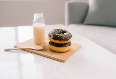 Şişe süt ve çörek, seçici odak