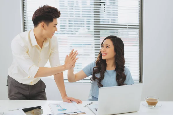 Aantal Jonge Ontwerpers Werken Bij Moderne Kantoor Twee Collega Bespreken — Stockfoto