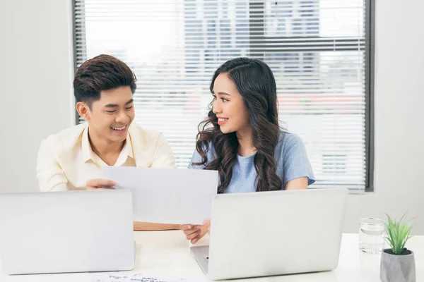 Junges Business Team Arbeitet Zusammen Einem Laptop Mann Und Frau — Stockfoto