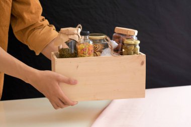 Fakirler için yiyecek dolu bir kutuyla gönüllü. Bağış konsepti.