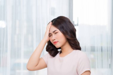 Güzel genç kadın duygu hasta ve having baş ağrısı