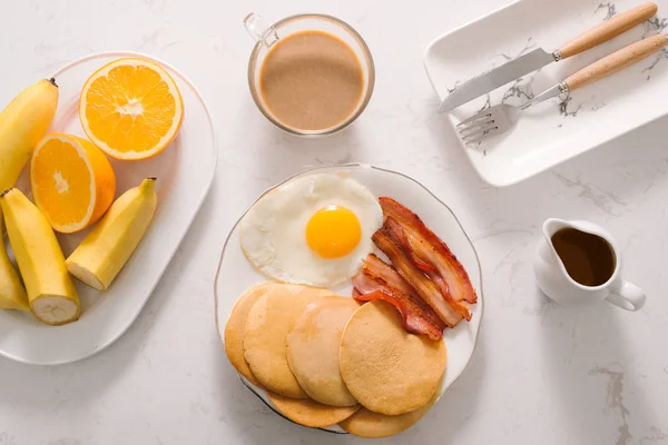 Ontbijt Plaat Met Pannenkoeken Eieren Spek Fruit — Stockfoto