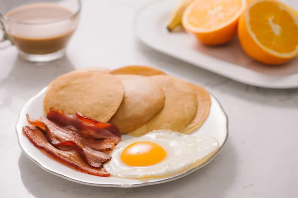 Prato Café Manhã Com Panquecas Ovos Bacon Frutas — Fotografia de Stock