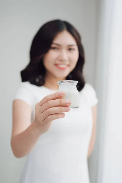 Портрет Молодой Азиатки Дома Кушающей Йогурт — стоковое фото