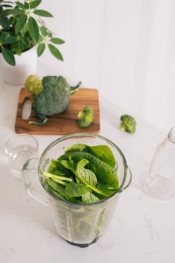 Yeşil smoothie yapmak. Doğal, organik sağlıklı meyve suları şişe için kilo verme diyet