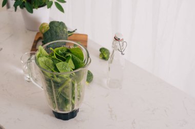 Yeşil smoothie yapmak. Doğal, organik sağlıklı meyve suları şişe için kilo verme diyet