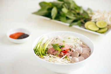 Geleneksel Vietnam Pho noodle bir kase