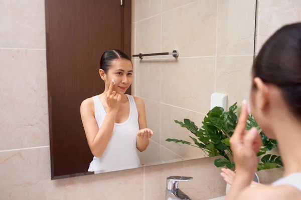 Joven Hermosa Mujer Asiática Lavándose Cara Con Las Manos Por — Foto de Stock