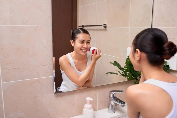 Retrato Mujer Joven Con Piel Perfecta Quitando Maquillaje Con Cepillo — Foto de Stock