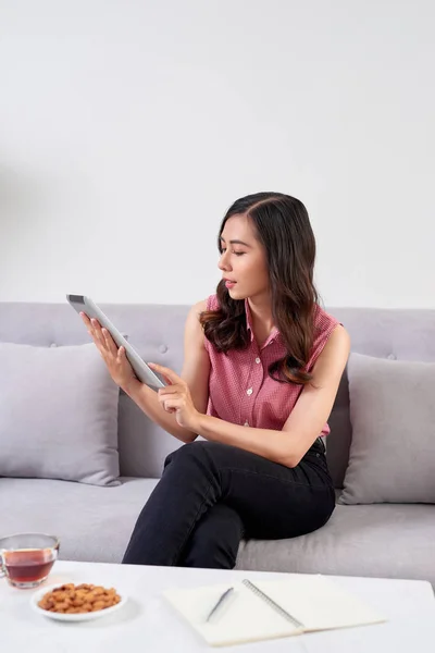 Gyönyörű Lány Segítségével Digitális Tabletta Mosolyogva Miközben Otthon Fotelben Ülve — Stock Fotó
