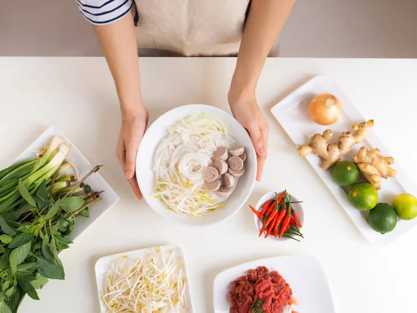 女厨师用香草 米粉制作传统越南汤粉 — 图库照片
