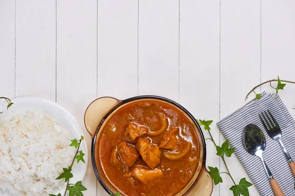 Hühnercurry Mit Gewürzen Auf Holzgrund — Stockfoto