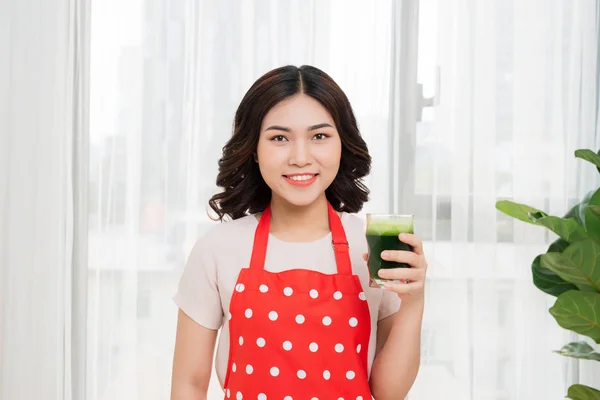 Молодая Азиатка Наслаждается Здоровым Вегетарианским Смузи Потери Веса Детоксикации — стоковое фото