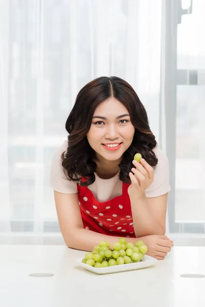 Милая Молодая Женщина Зеленым Виноградом Здоровое Питание Овощами — стоковое фото