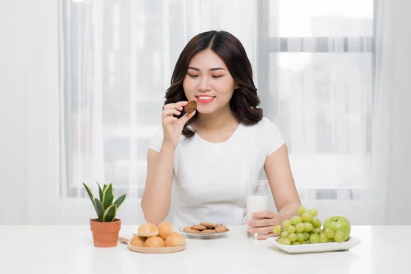 Bastante Joven Asiática Mujer Comiendo Sabrosa Galleta Casa — Foto de Stock