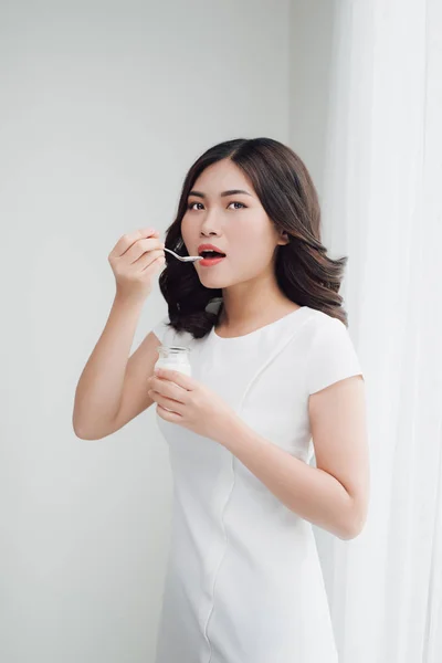 Портрет Молодой Азиатки Дома Кушающей Йогурт — стоковое фото