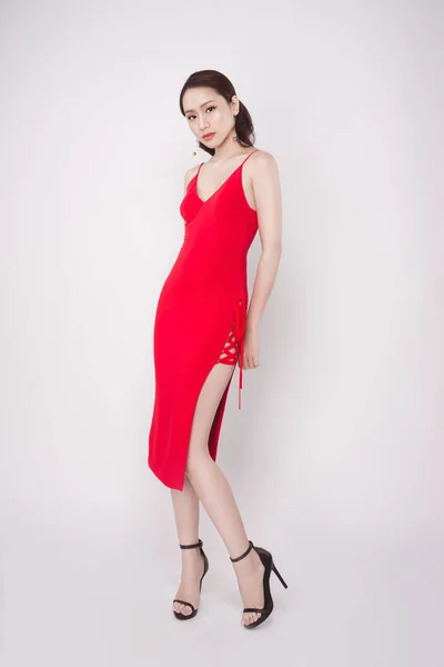 Vacker Elegant Asiatisk Kvinna Iklädd Röd Klänning Grå Bakgrund — Stockfoto