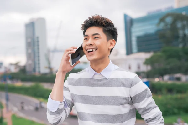 Retrato Joven Guapo Ciudad Hablando Por Teléfono Inteligente —  Fotos de Stock