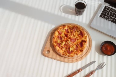 Kola ve dizüstü bilgisayar, lokanta ile ofis masasında lezzetli pizza
