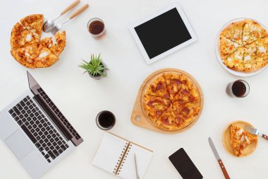 Ofiste öğle yemeği Gaga. Masa üzerinde pizza Üstten Görünüm.