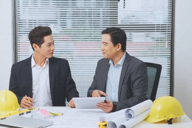 İş planları ile tartışırken mimarlar