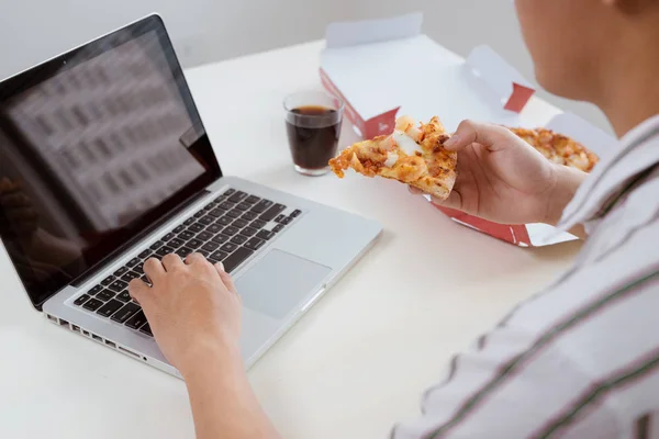 Imagen Recortada Del Hombre Almorzando Con Pizza Mientras Trabaja Escritorio — Foto de Stock