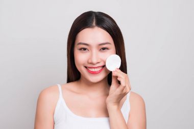 Kusursuz cilt pamuk yastık el üstünde tutan ile güzel Asyalı kadın