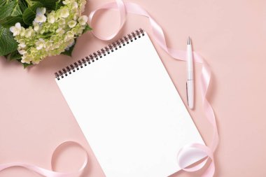 Yapılacaklar listesi çiçeklerle düğün. Mockup planlayıcısı düz yatıyordu.