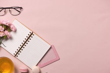 Yapılacaklar listesi çiçeklerle düğün. Mockup planlayıcısı düz yatıyordu.