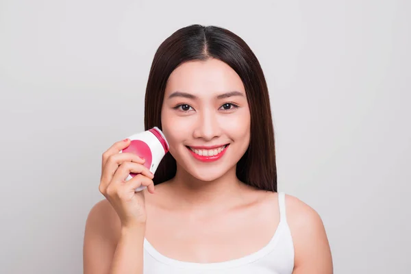 深くの電動ブラシを使用して若いアジア女性のきれい — ストック写真