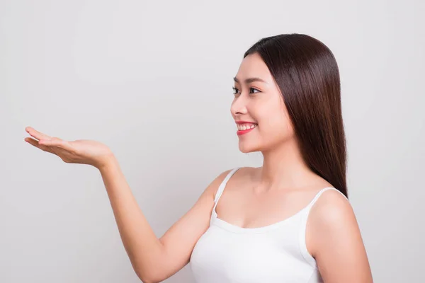 Porträt Einer Schönen Jungen Frau Mit Sauberer Haut Geste Hand — Stockfoto