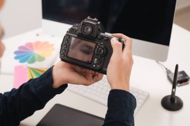Modern ofis masasında çalışan fotoğrafçı