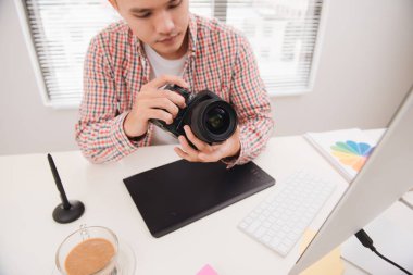 modern ofis masasında çalışan erkek fotoğrafçı