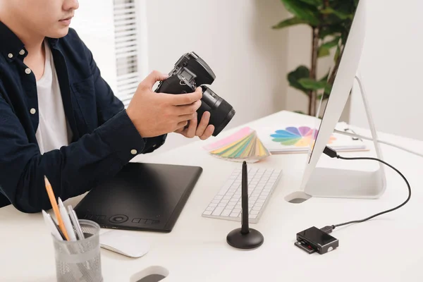 Fotógrafo Trabalhando Mesa Escritório Moderno — Fotografia de Stock