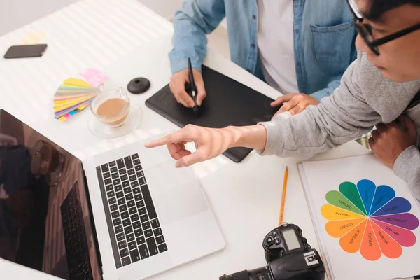 Twee Fotografen Met Camera Laptop Computer Werken Office — Stockfoto