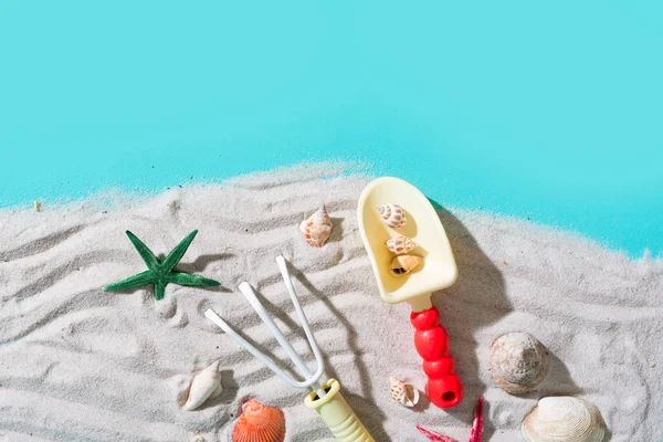 Yaz plaj tatil ve aksesuarları mavi zemin üzerine.