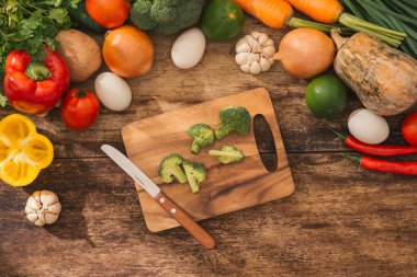 Tahta masada taze sebze ve yumurta. Kopyalama alanı yla yukarıdan görüntüle