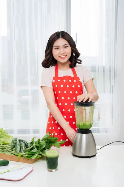 Молодая Азиатская Женщина Делает Зеленый Фруктовый Коктейль Кухне Дома — стоковое фото