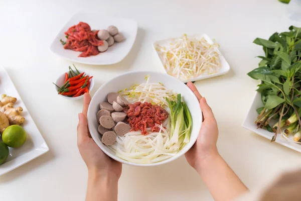 Kadın Şef Hazırlamak Otlar Pirinç Noodle Ile Geleneksel Vietnam Çorbası — Stok fotoğraf