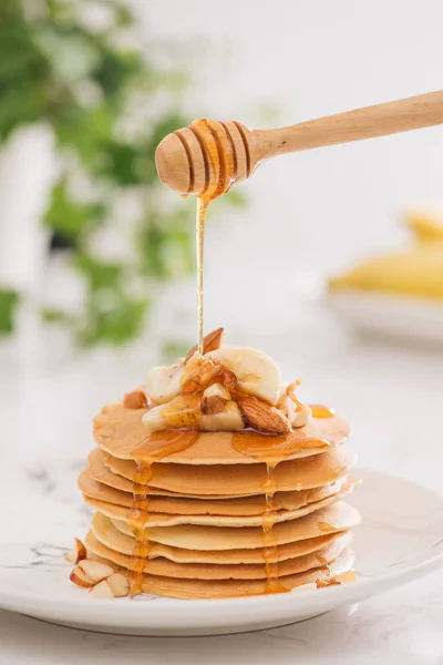 Bananen Cashew Pfannkuchen Mit Bananen Karamell Sauce — Stockfoto