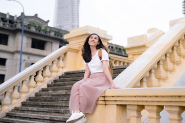 Güzel Asyalı kız açık havada bir dinlenme geçiriyor